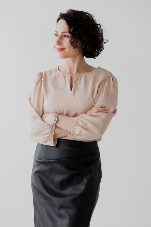 Herzschätzerin, Claudia di Chio mit verschrenkten Armen zur Seite blickend