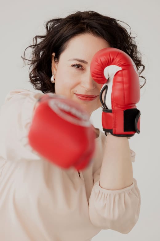 Herzschätzerin, Claudia Di Chio im Portrait mit roten Boxhandschuhen