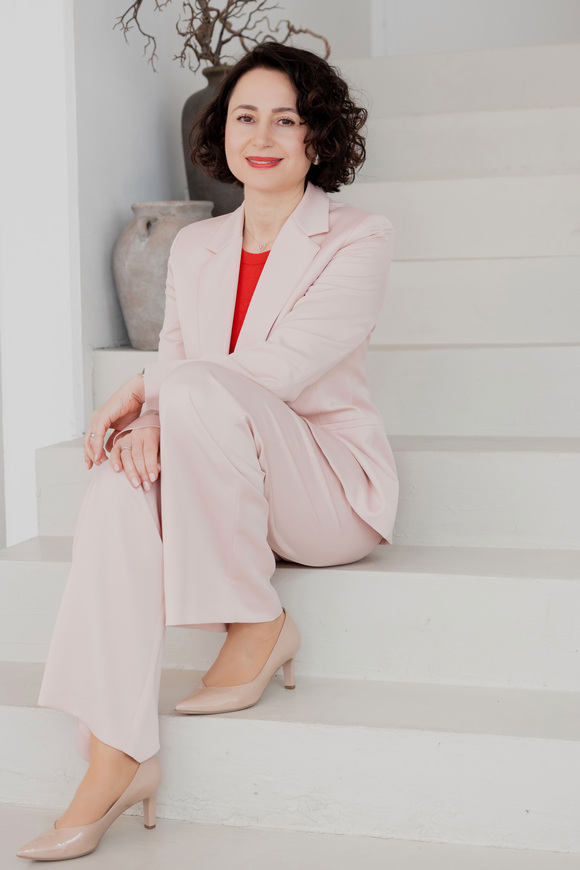 herzschaetzerin-claudia-di-chio-gesunde-arbeitskutur Herzschätzerin, Claudia di Chio sitzend auf weißen Treppenstufen