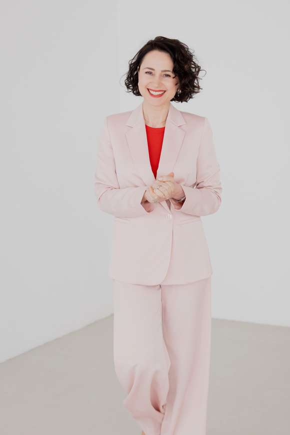 herzschatzerin-claudia-di-chio-gesunde-arbeitskultur-resilienz Herzschätzerin, Claudia di Chio in Bewegung auf die Kamera zugehend